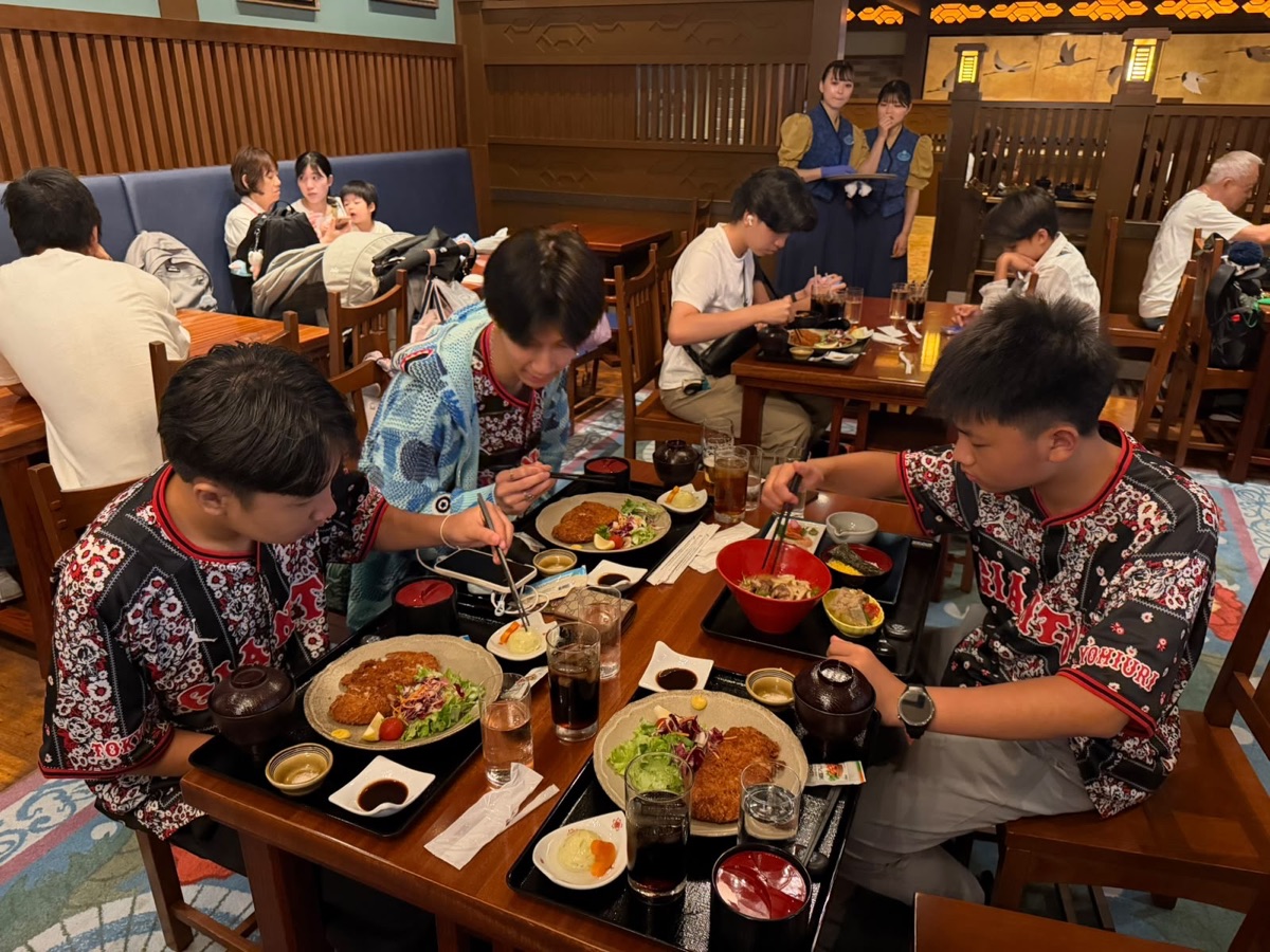 ນັກຮຽນ LJP ຮ່ວມຮັບປະທານອາຫານໃນຍີ່ປຸ່ນ